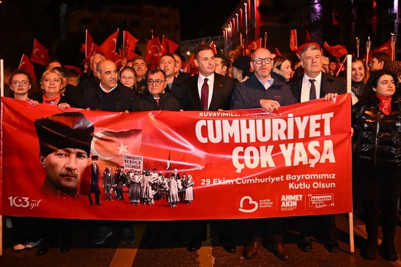 Balıkesir’de Cumhuriyet Bayramı Coşkusu Binlerce Vatandaşı Buluşturdu